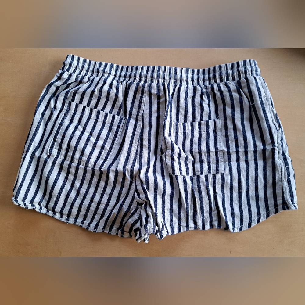 Universal Thread Short Shorts - Picture 2 of 3